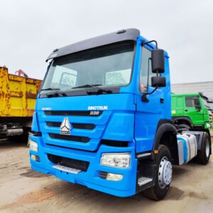 Blue HOWO 336HP 4x2 tractor truck parked for long-distance cargo transport