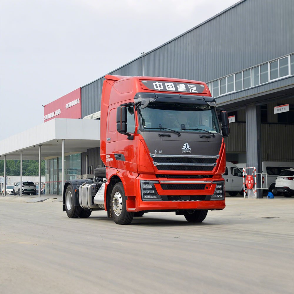 HOWO TH7 4X2 tractor truck with high-roof cabin and AMT transmission for logistics