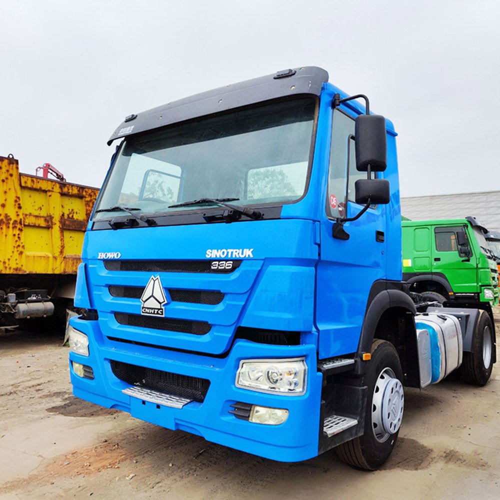 Blue HOWO 336HP 4x2 tractor truck parked for long-distance cargo transport