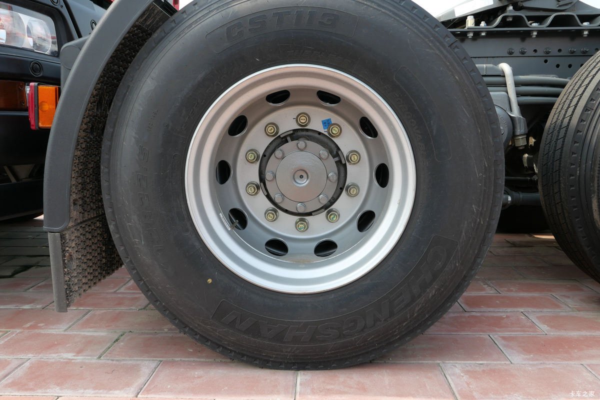 Front left tire and fender close-up of HOWO TX 430HP truck