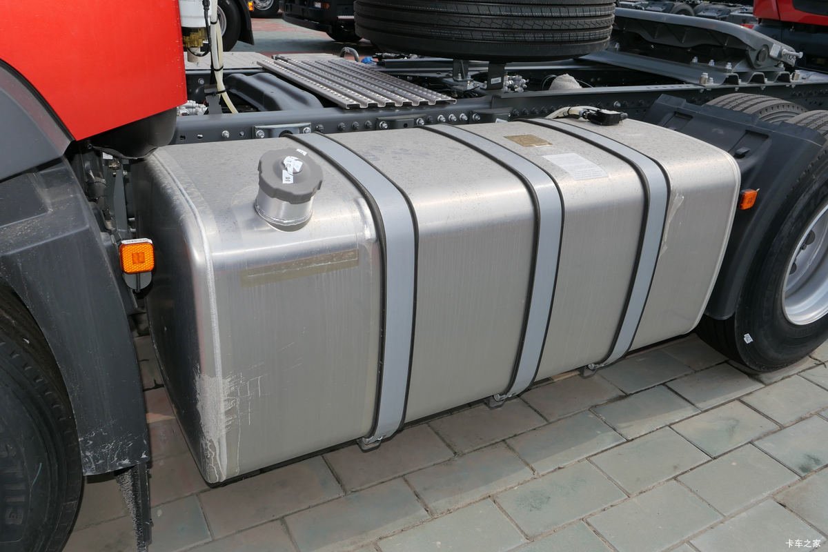 Left side close-up of HOWO TX 430HP fuel tank