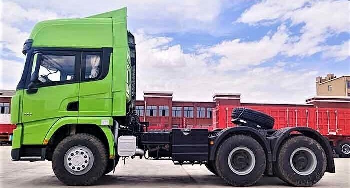 Shacman X3000 side view showing fuel tank and chassis design