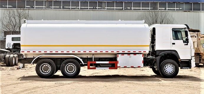HOWO 8×4 fuel tank truck side tank close-up showing durable fuel tank design