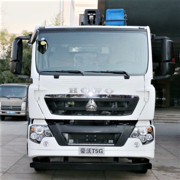 Front view of HOWO T5G 280HP 6X4 truck mounted crane