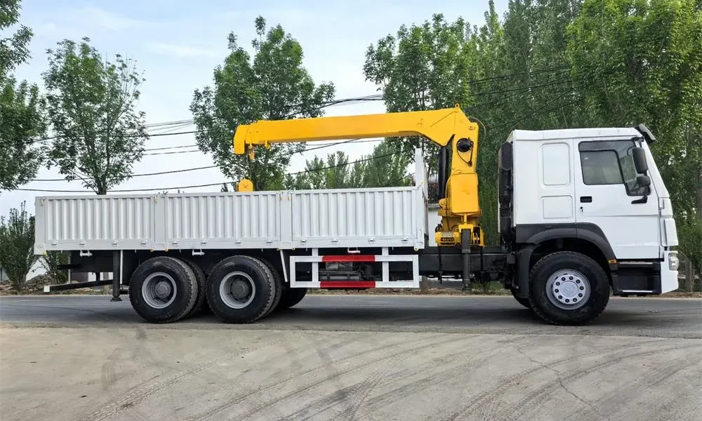 Side view of HOWO 6x4 truck mounted crane with flatbed and hydraulic crane arm