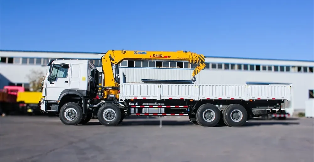 Side view of Howo 380hp 8x4 truck mounted crane with hydraulic crane and robust chassis