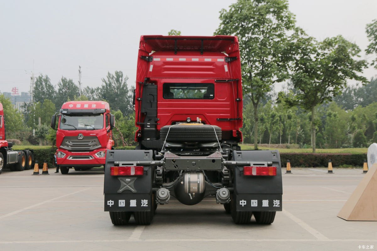 Rear view of 6x4 heavy-duty tractor truck focusing on the coupling and rear lights.