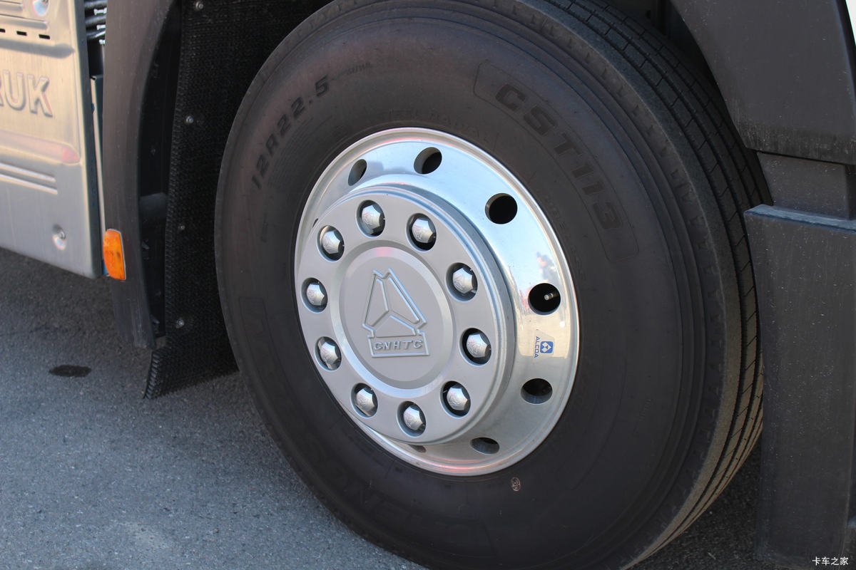 Close-up of T7H truck’s 12R22.5 tire and alloy wheel for long-distance use