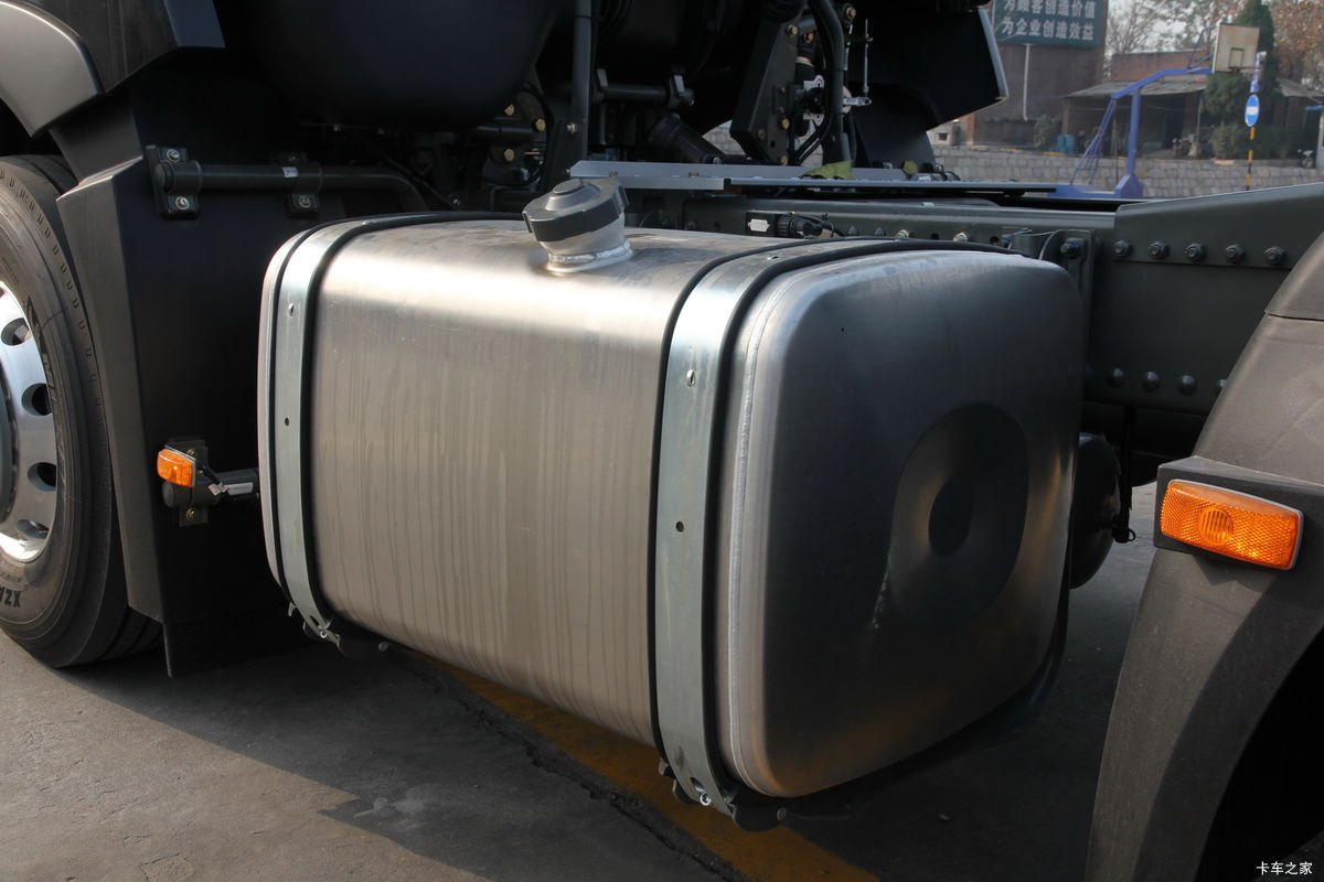 Close-up view of an aluminum fuel tank mounted on a heavy-duty truck