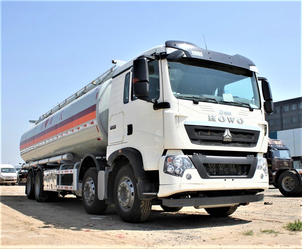 HOWO 8x4 diesel fuel tanker truck for oil transport