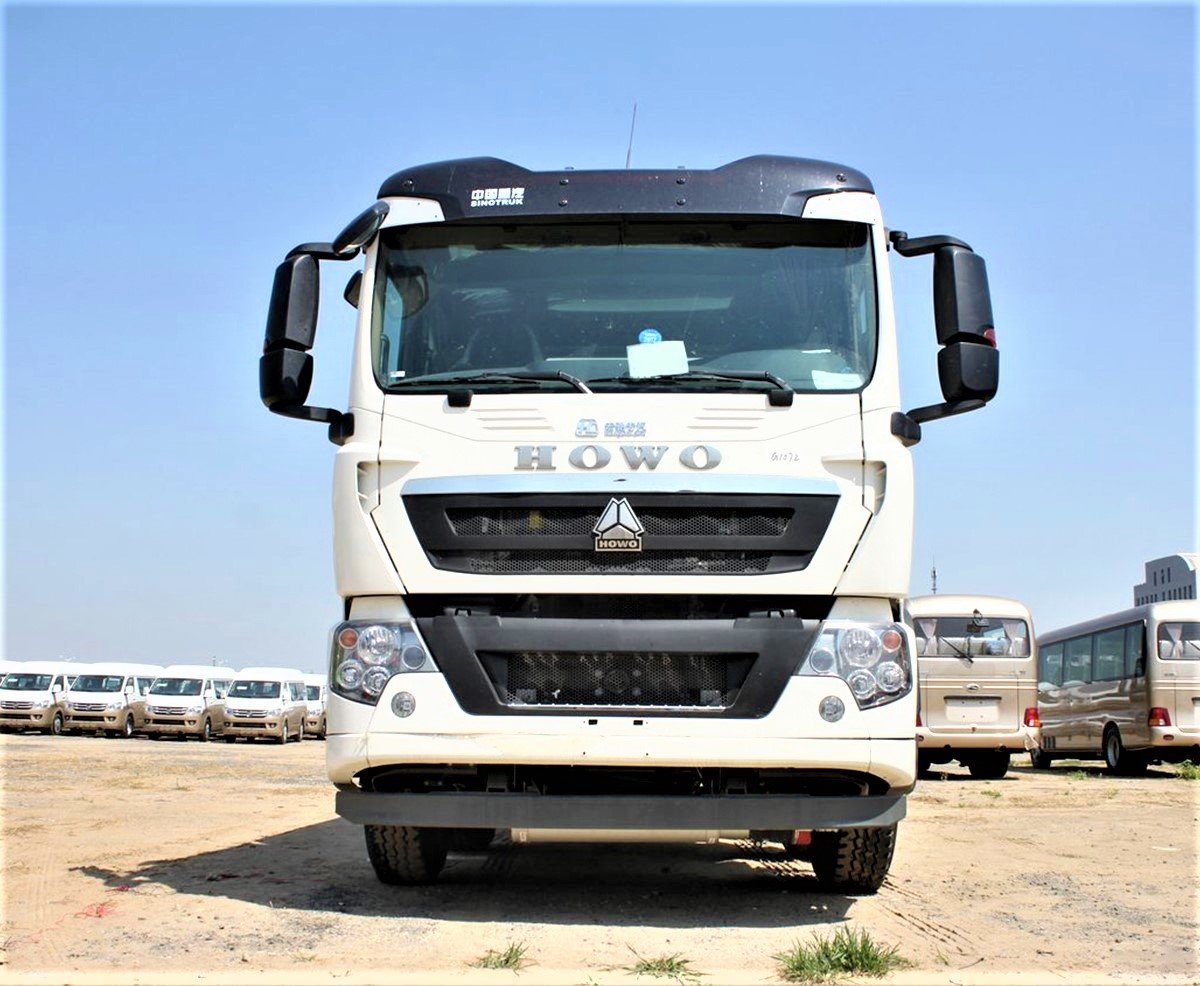 HOWO 8x4 diesel fuel tanker truck for oil transport