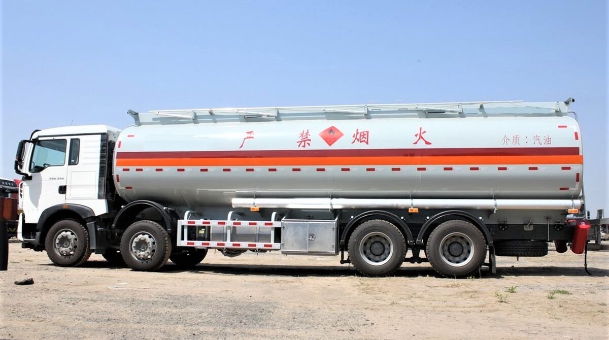 Reinforced fuel tank body of HOWO 8×4 fuel tank truck for diesel transport