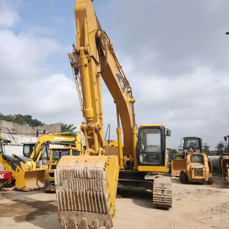 CAT 330D excavator bucket front close-up showing cutting edge details
