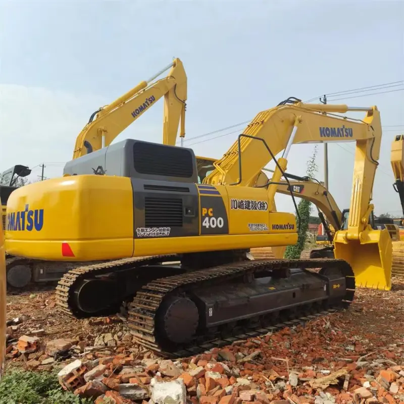 Komatsu PC400 Excavator 40 Ton Three-Quarter Angle View