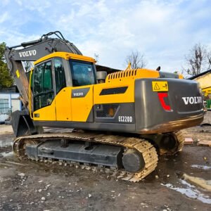 Used Volvo EC220 22-ton excavator with 1.2 m³ bucket and D6E engine