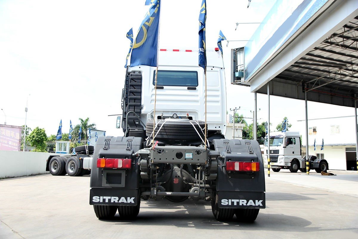 SITRAK C7H 4×2 Tractor Truck rear view, rear axle, suspension, 400L aluminum fuel tank.