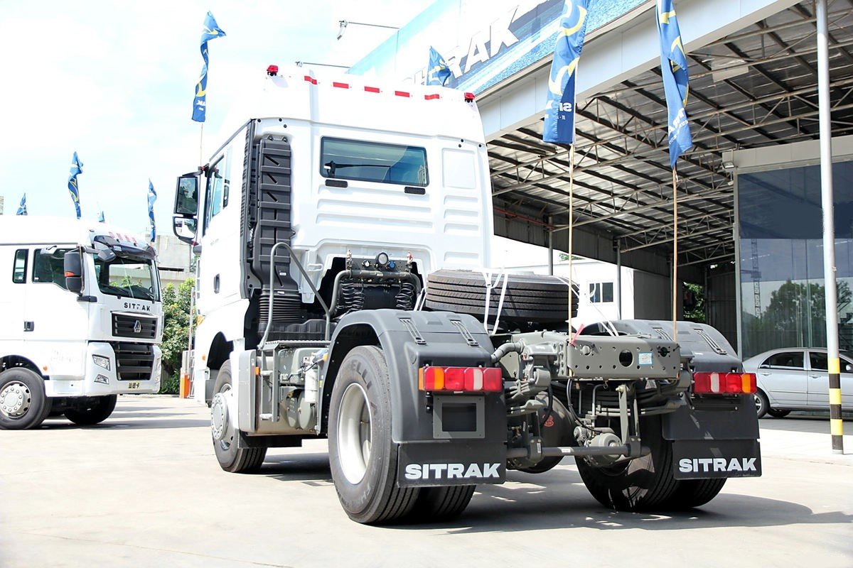 SITRAK C7H 4×2 Tractor Truck rear three-quarter view, 360HP, rear axle, suspension, reinforced chassis.
