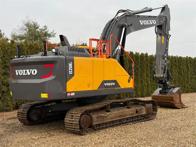 Volvo EC250 Excavator 3/4 view with arm and bucket, showing overall design and structure