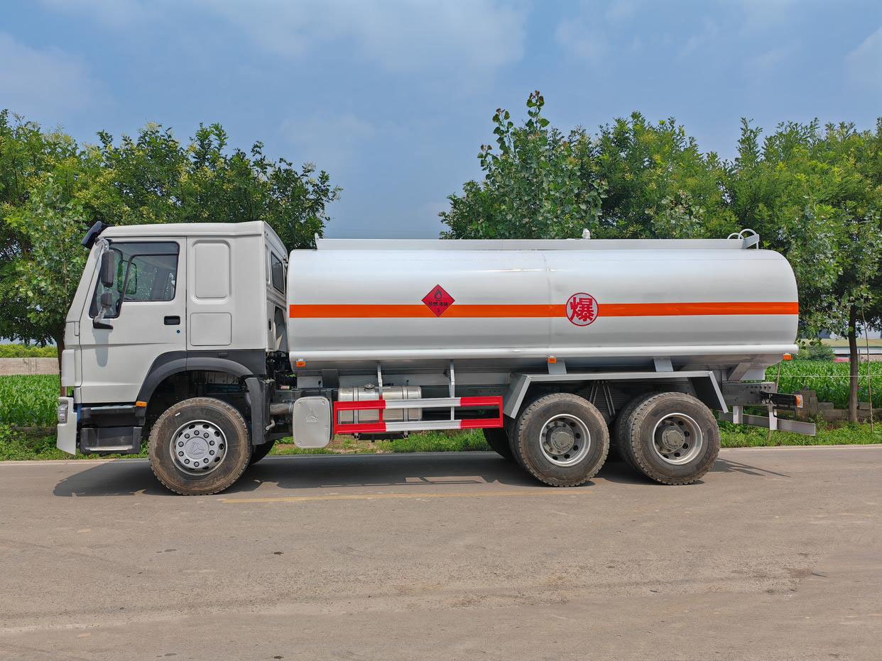 HOWO 371hp 6x4 fuel tank truck for diesel transport