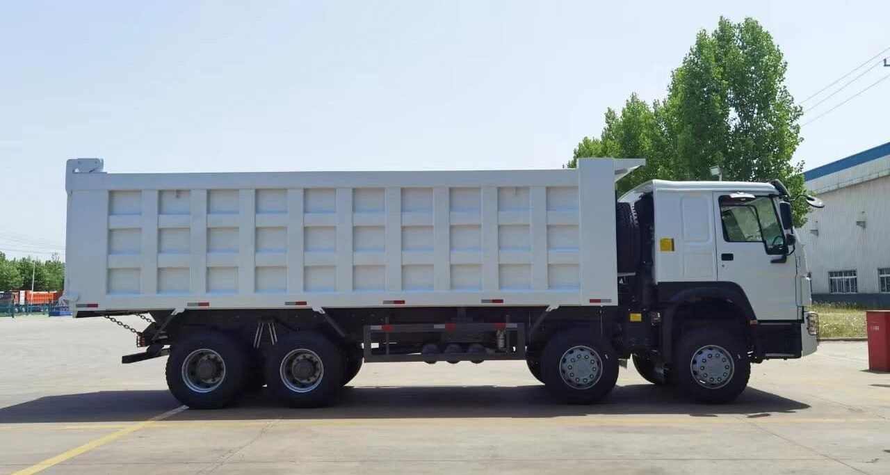 Side view of heavy-duty 8×4 dump truck highlighting chassis and cargo area.