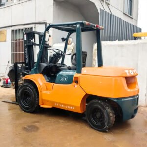 Toyota FD50 5-ton diesel forklift front view, heavy-duty and reliable for industrial and warehouse operations