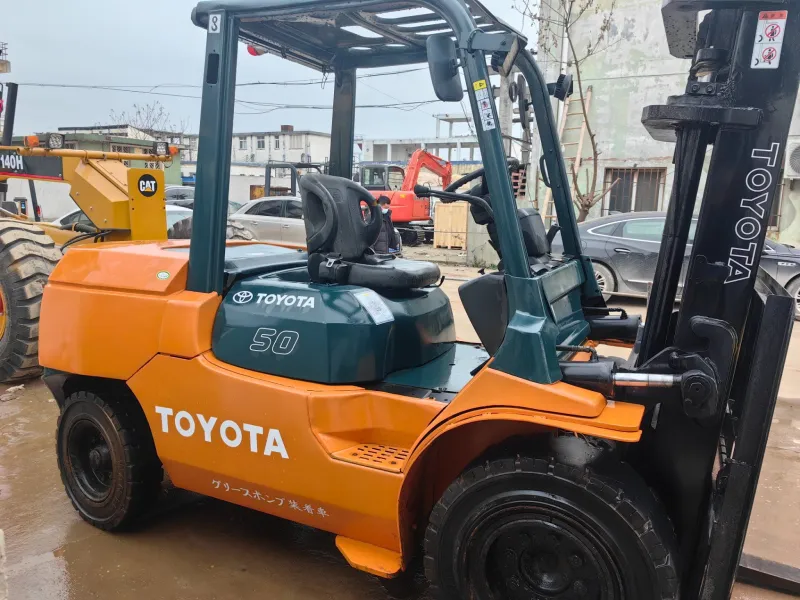 Side view of Toyota FD50 5-ton diesel forklift, highlighting robust construction and safe material handling