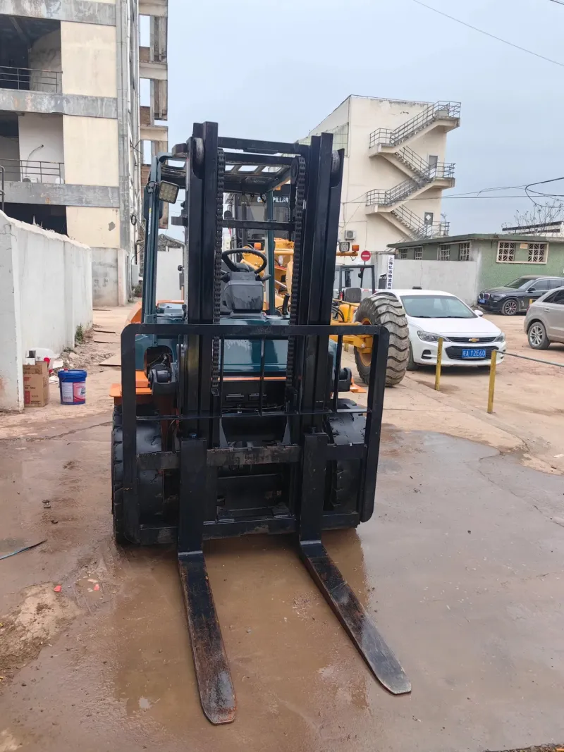 Front view of Toyota FD50 5-ton diesel forklift, highlighting mast strength and stable lifting capability