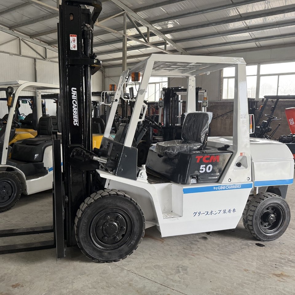 TCM FD50 forklift side view highlighting chassis and lifting mechanism