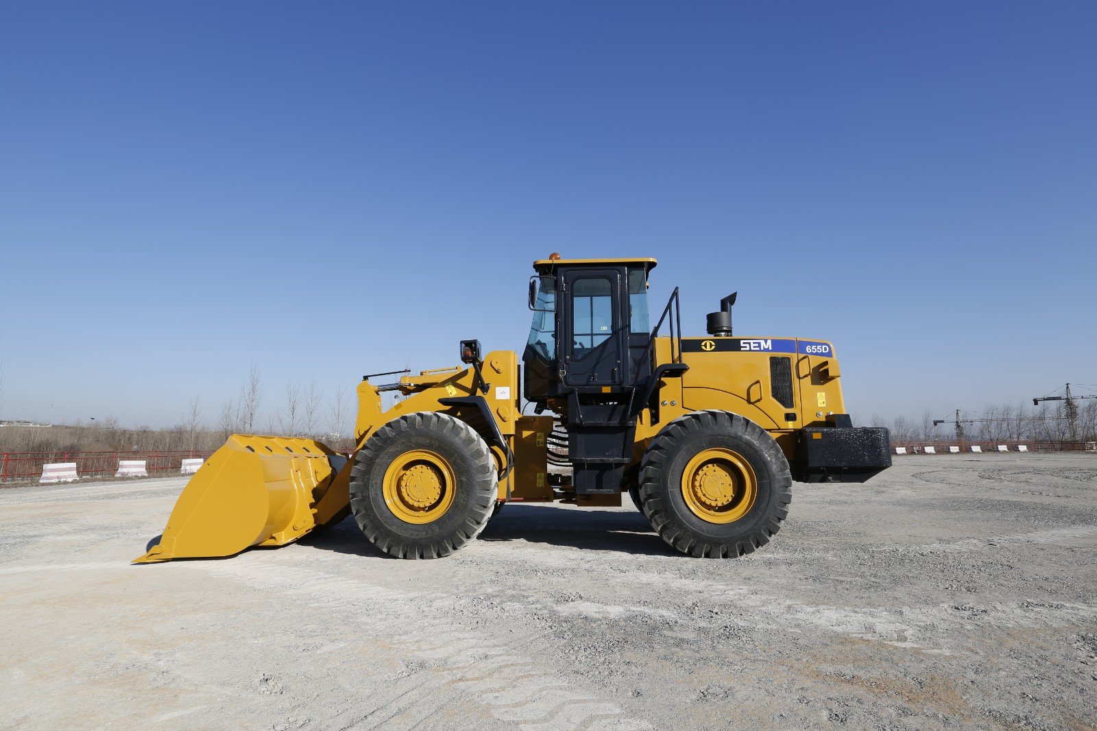 SEM 655D Wheel Loader side view showing heavy-duty construction and 2.7–4.5 m³ bucket