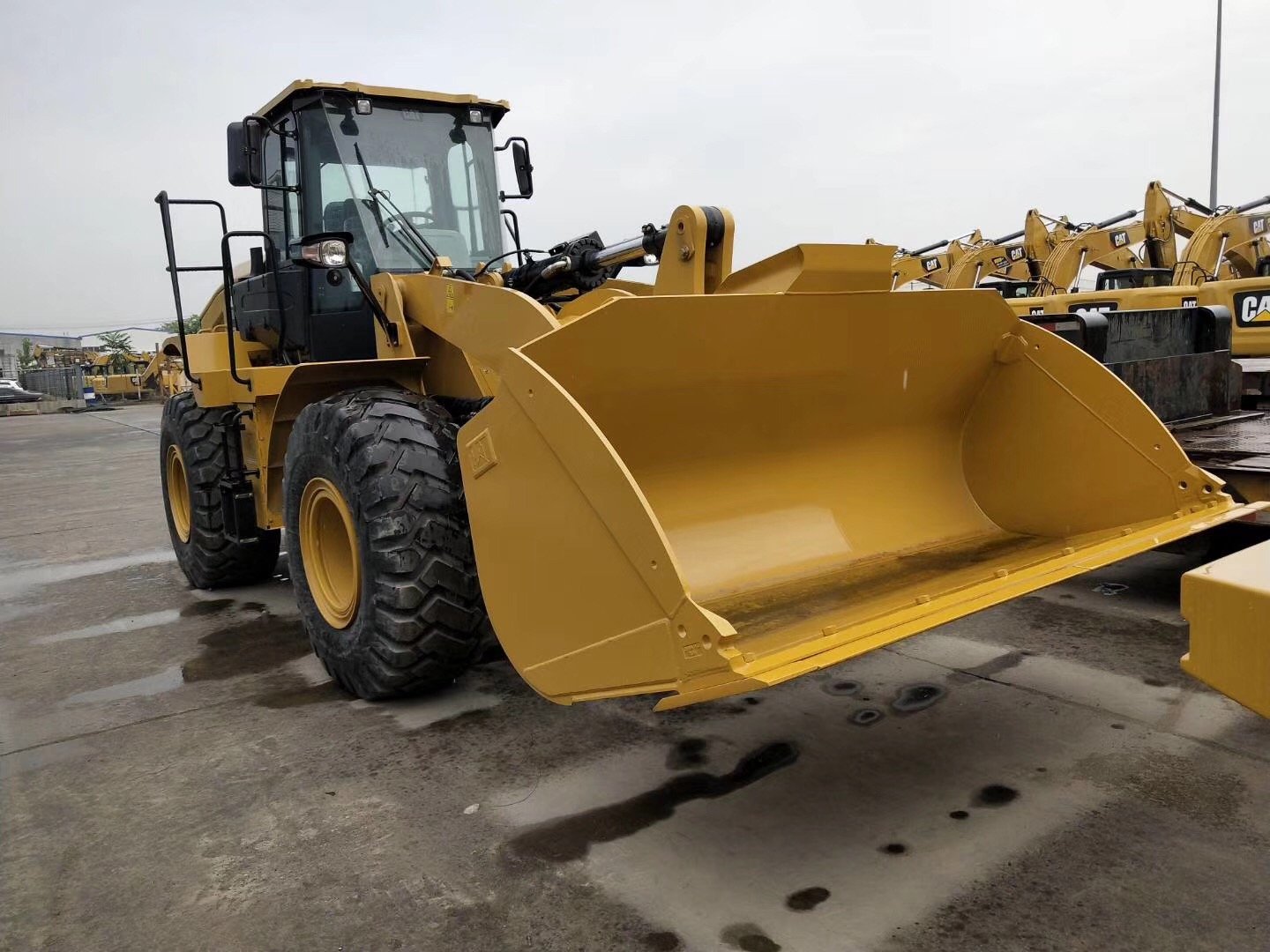 SEM 655D Wheel Loader bucket close-up showing reinforced edges and large capacity