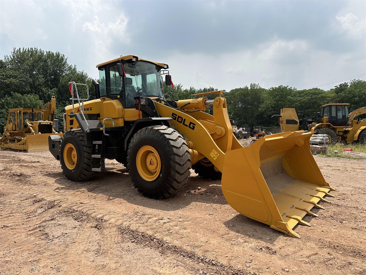 SDLG L956F Wheel Loader 3/4 angle view, highlighting cabin, bucket, and durable frame for construction tasks