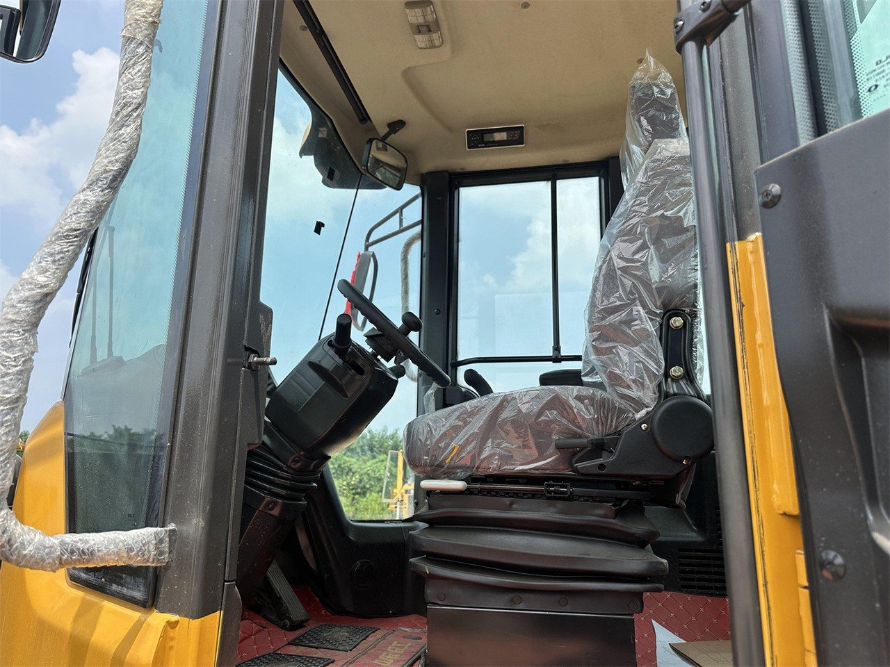 SDLG L956F Wheel Loader cabin, highlighting ergonomic seat, controls, and air-conditioning for operator comfort