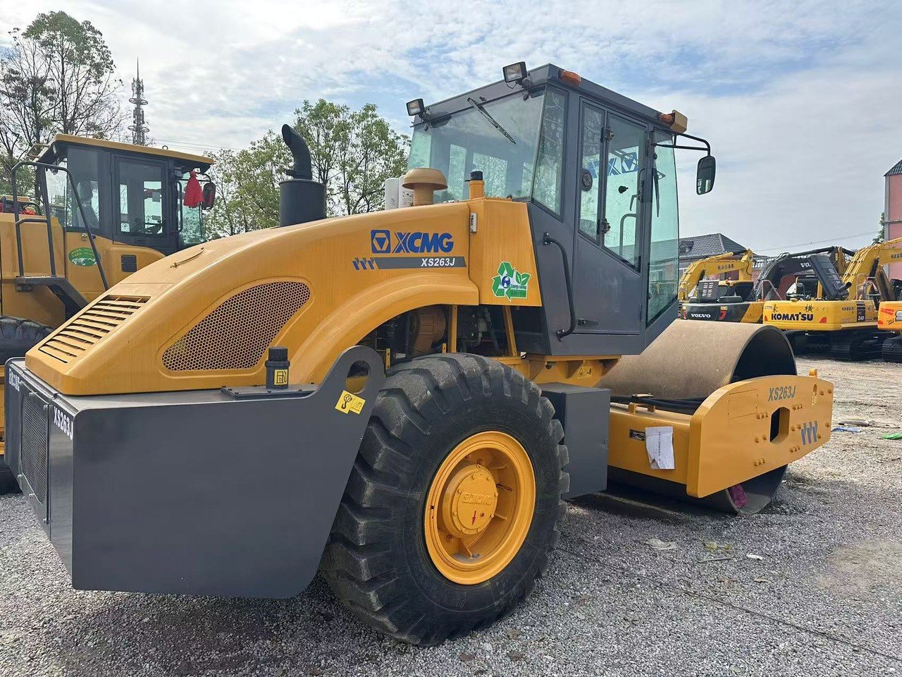 Used XCMG XS263J Road Roller side view showing full drum and chassis structure