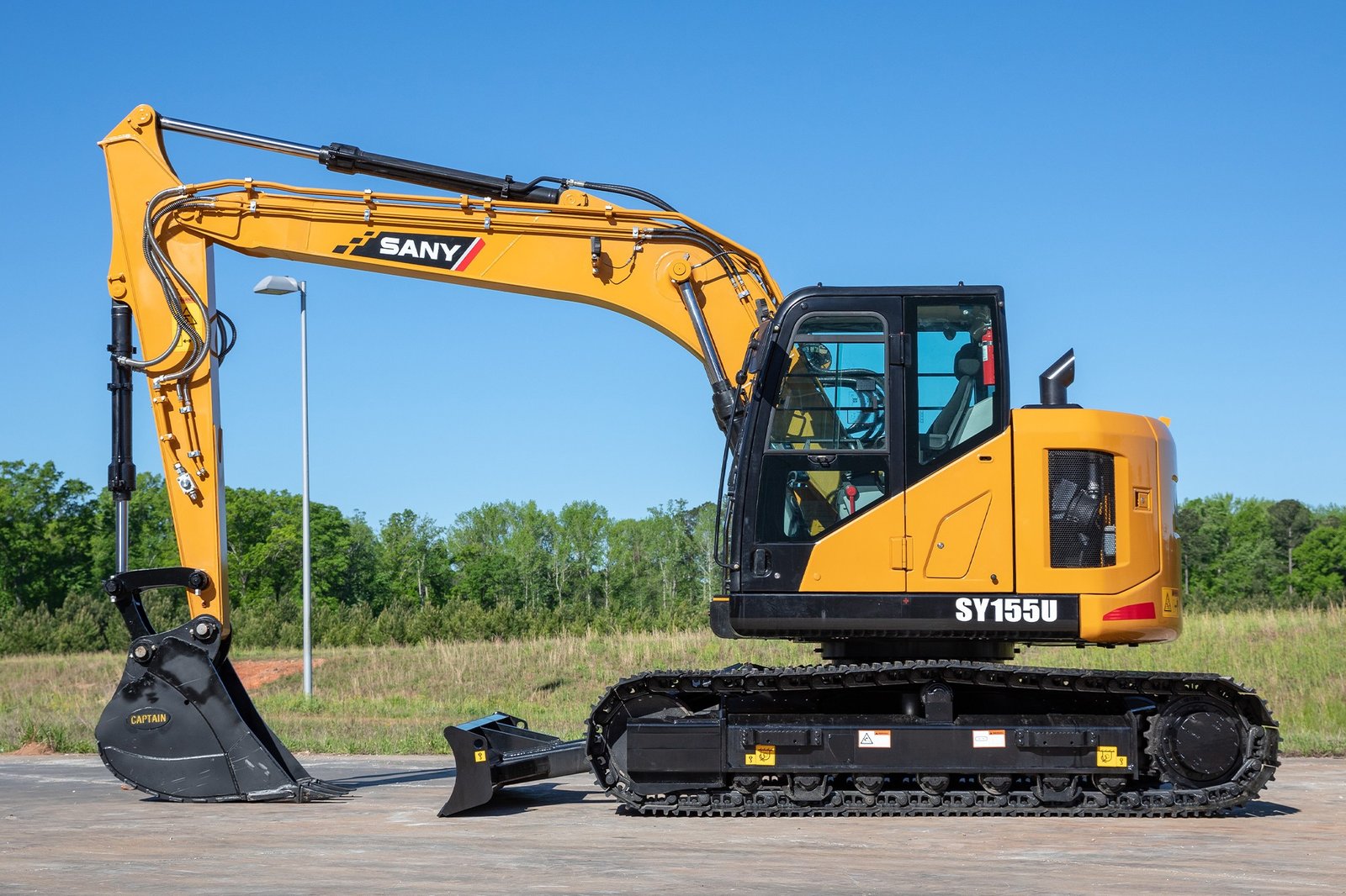 Sany SY155U 16-ton compact excavator side view showing short tail swing and undercarriage design