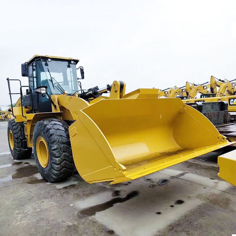SEM 655D Wheel Loader with 2.7–4.5 m³ bucket, heavy-duty construction, and powerful engine