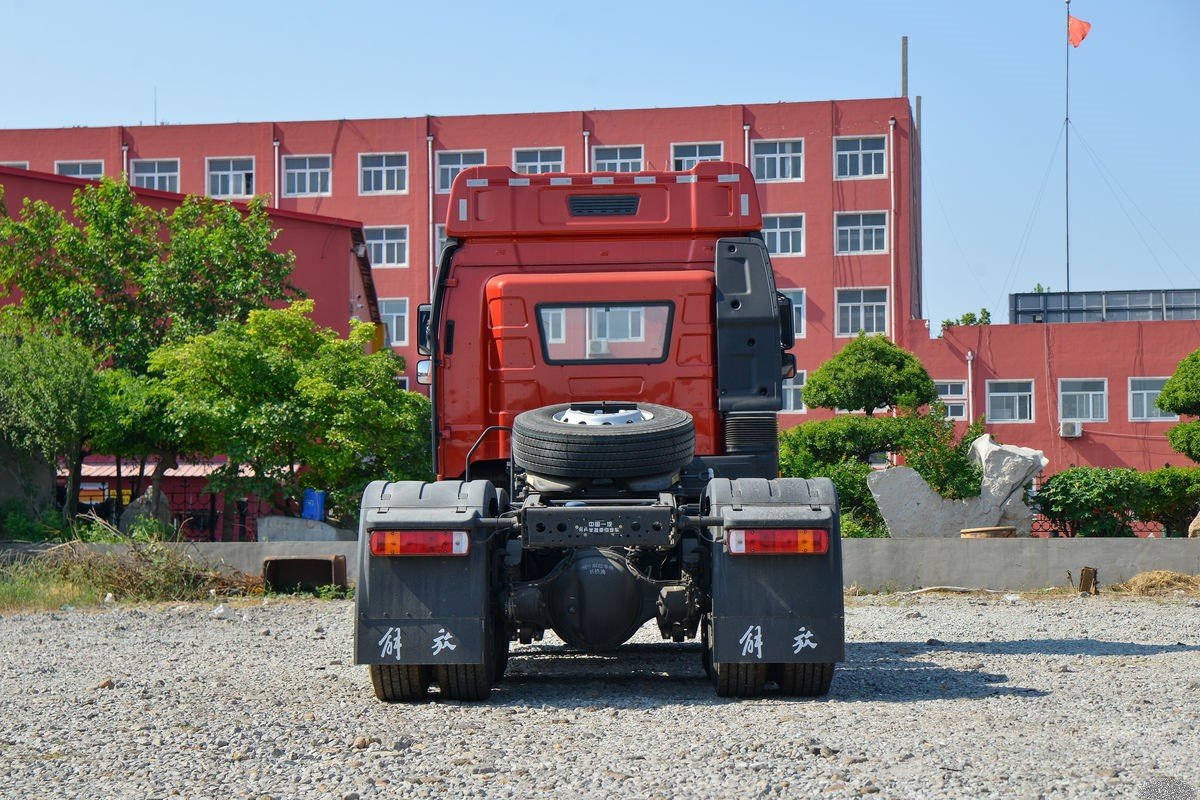 FAW J6P 560HP 6×4 Tractor Truck rear view, heavy-duty tractor truck for freight transport.