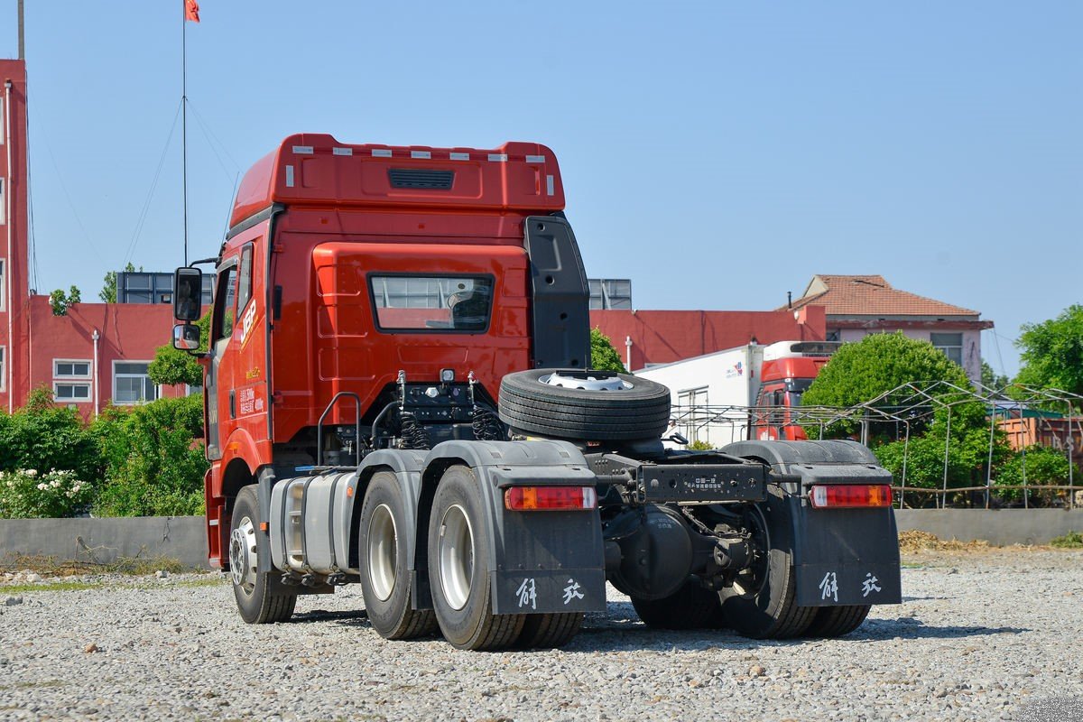 FAW J6P 560HP 6×4 Tractor Truck rear 3/4 view, heavy-duty long-haul logistics truck.