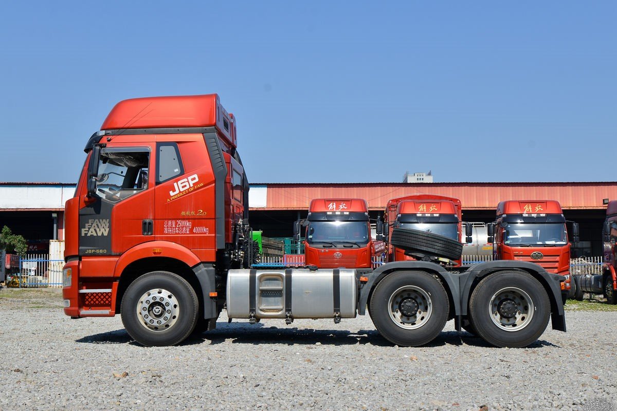 FAW J6P 560HP 6×4 Tractor Truck side view, high-roof long-haul tractor truck.