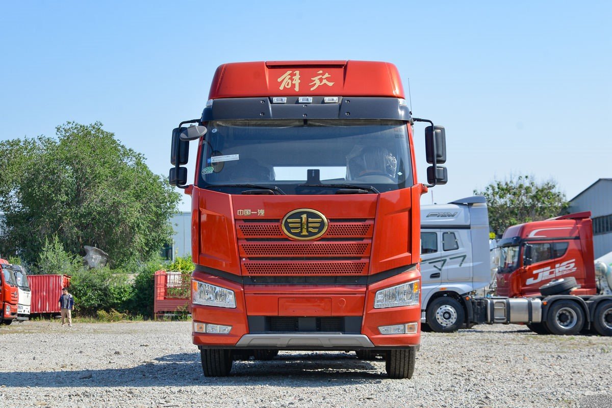 FAW J6P 560HP 6×4 Tractor Truck front view, heavy-duty high-roof cab truck for logistics.