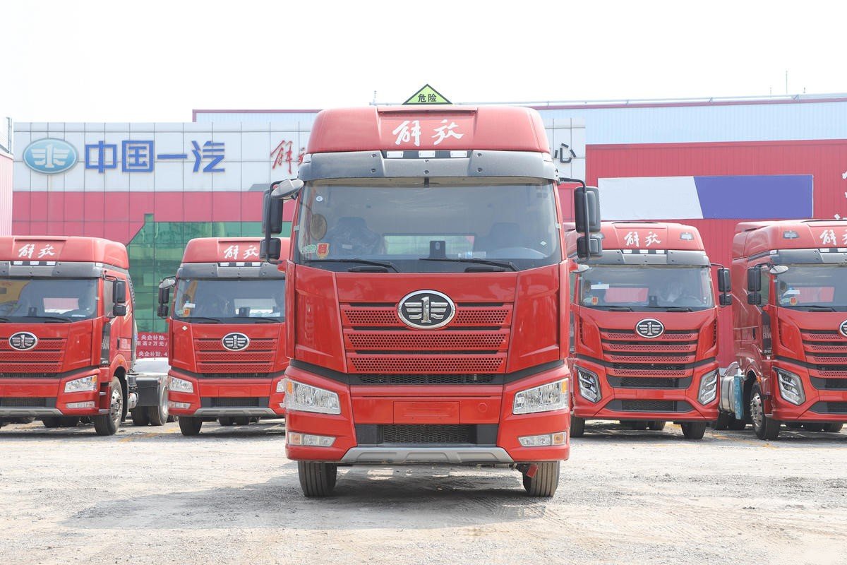 FAW J6P 460HP 6×4 Tractor Truck front view