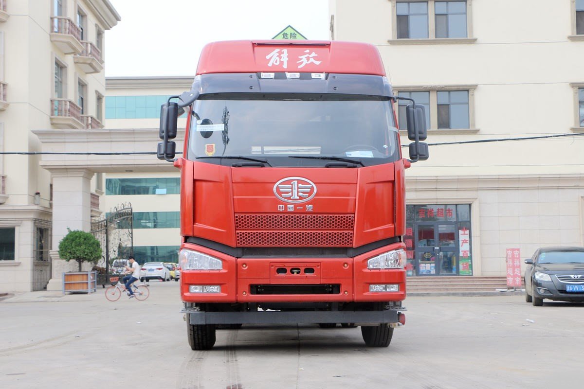 FAW J6P 350HP 6×4 Tractor Truck front view