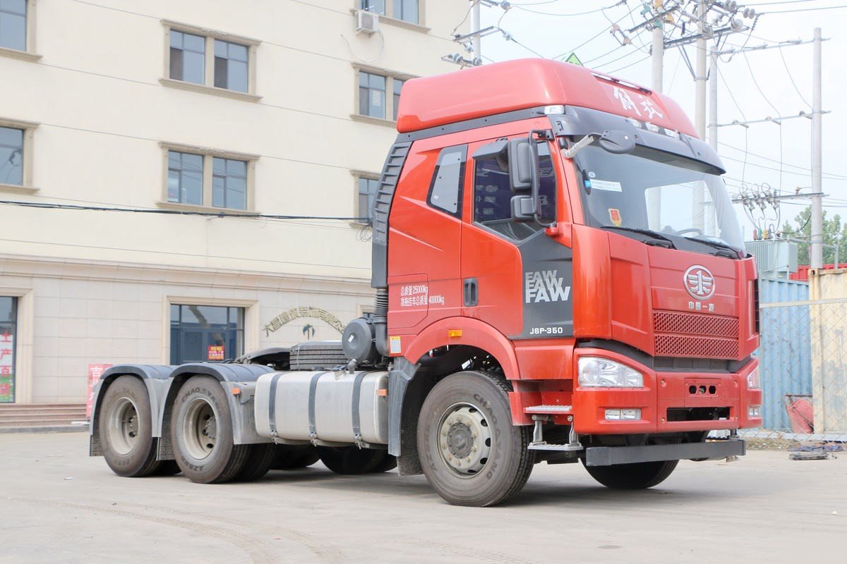 FAW J6P 350HP 6×4 Tractor Truck front 3/4 view