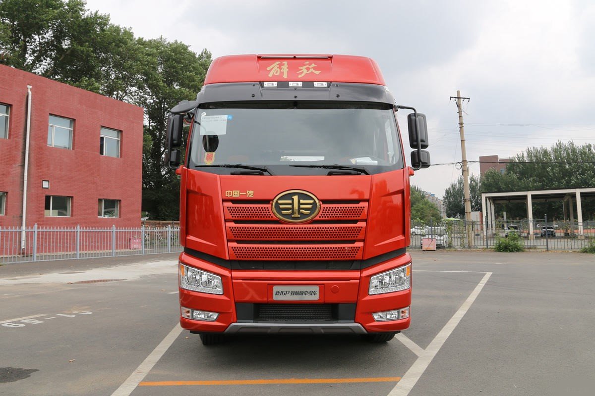 Front view of FAW J6P 550HP 6x4 Navigator 2.0 tractor truck
