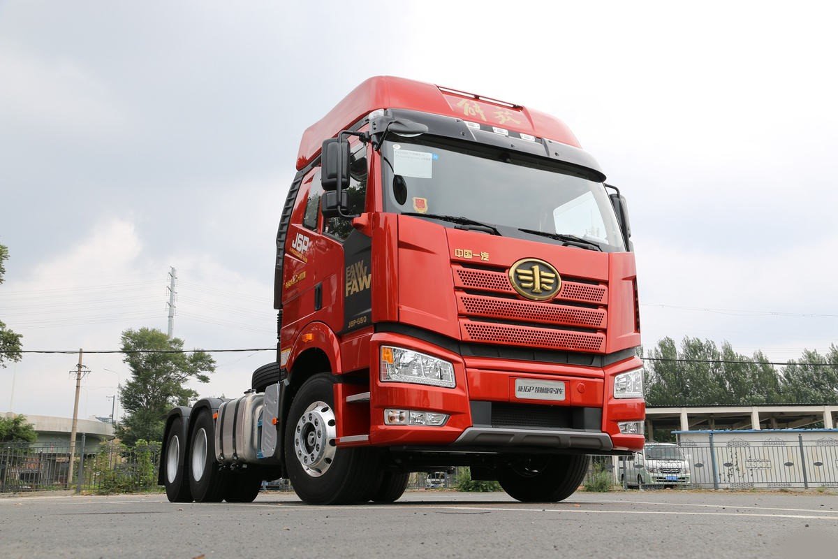 Front 3/4 view of FAW J6P 550HP 6x4 Navigator 2.0 tractor truck