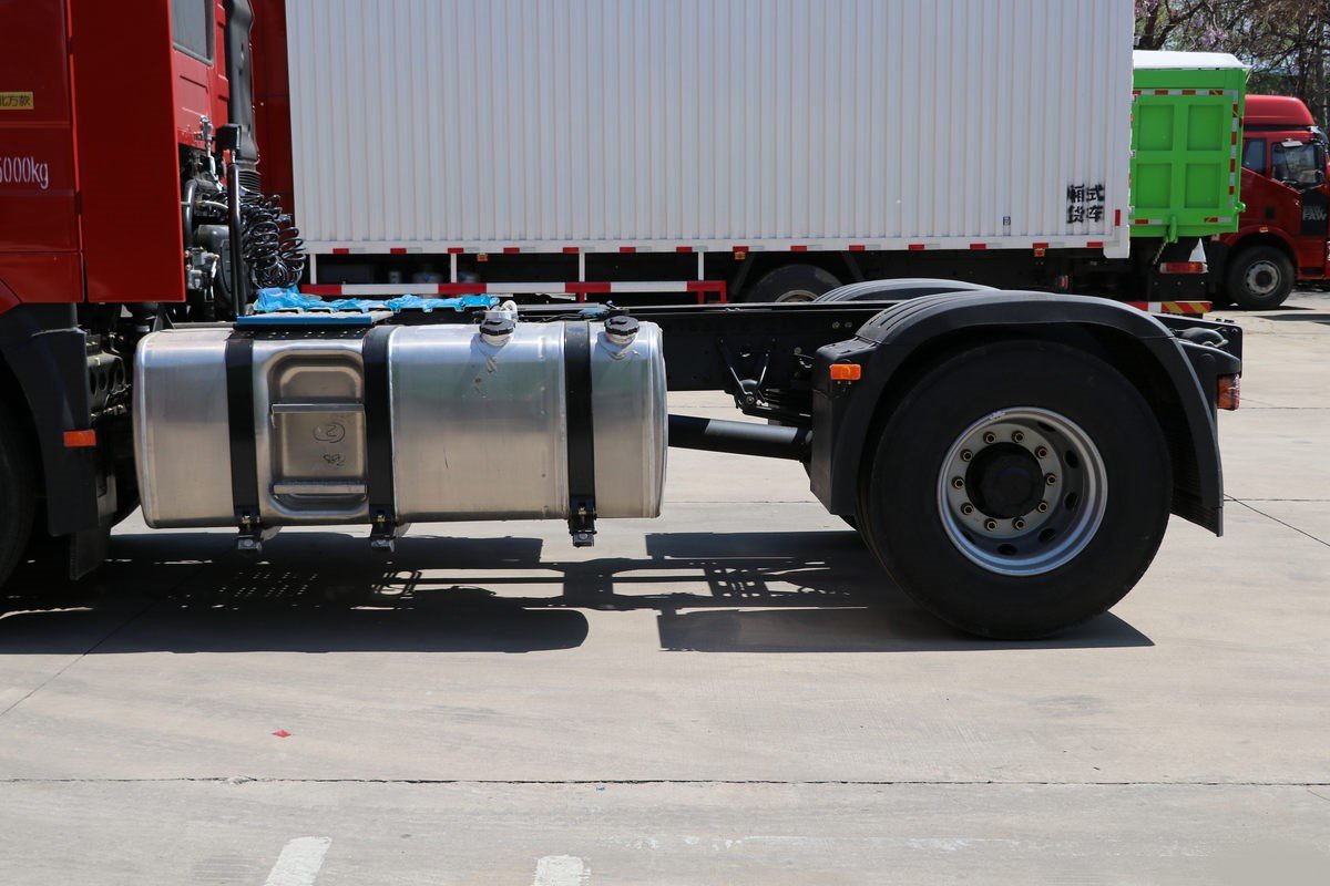 FAW 460HP 4×2 Tractor Truck Fuel Tank Close-Up – Durable Aluminum Tank