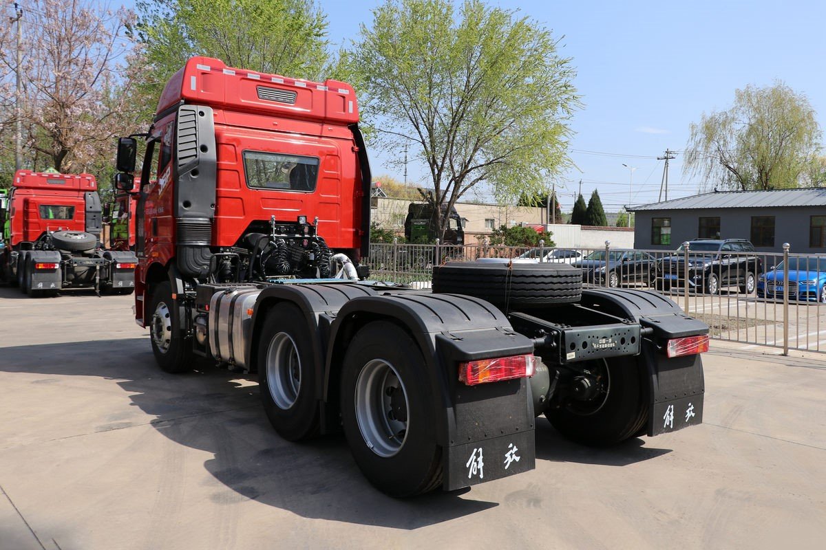 FAW J6P 380HP 6×4 tractor truck rear 3/4 view, dual axles and chassis layout