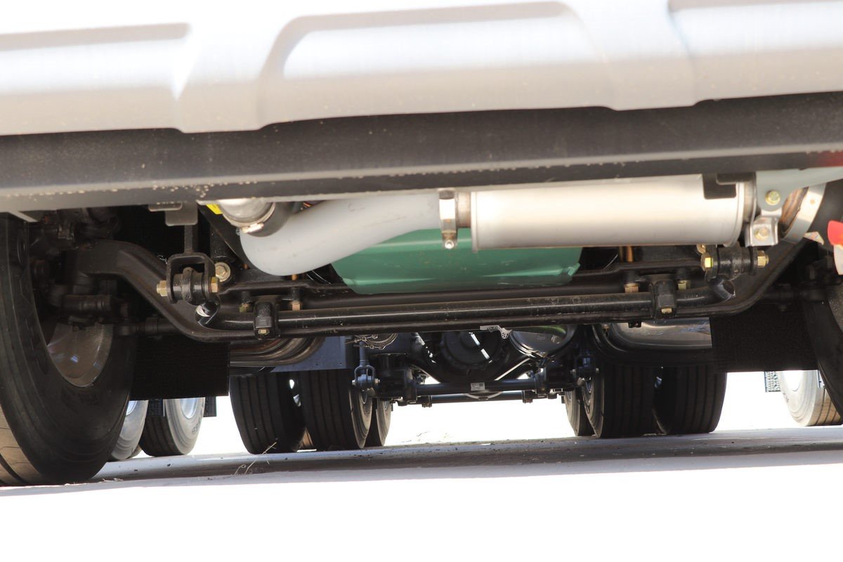 FAW J6P 420HP 6×4 tractor truck chassis view showing reinforced frame, axles, and suspension for heavy-duty transport