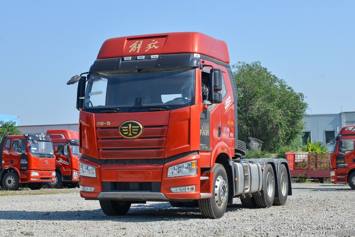 FAW J6P 560HP 6×4 Tractor Truck front 3/4 view, robust long-haul tractor truck.