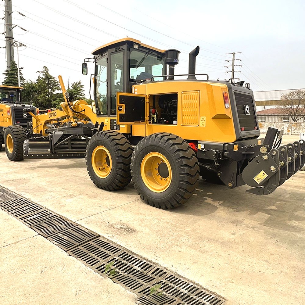 替代文本(Alt Text): XCMG GR180 Motor Grader with 142kW Cummins engine for road construction and earthmoving