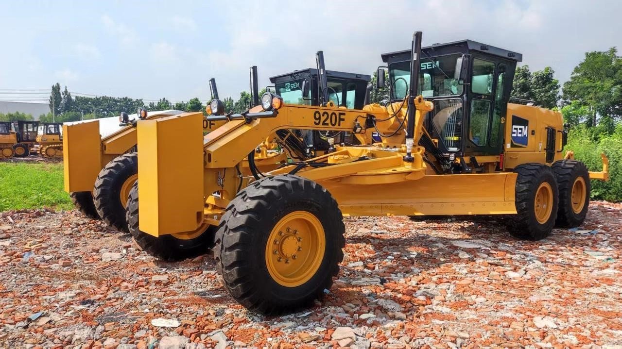 SEM 920F motor grader side view showing blade structure and long wheelbase design